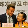 David Beckham raconte sa vie à une jeune Chinoise lors d'une cofnérence de presse le 21 juin 2013 à Hangzhou lors d'une visite de sept jours en Chine où le Spice Boy va promouvoir le championnat du pays