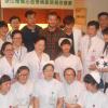 David Beckham et le personnel de l'hôpital pour enfants de Hangzhou le 21 juin 2013