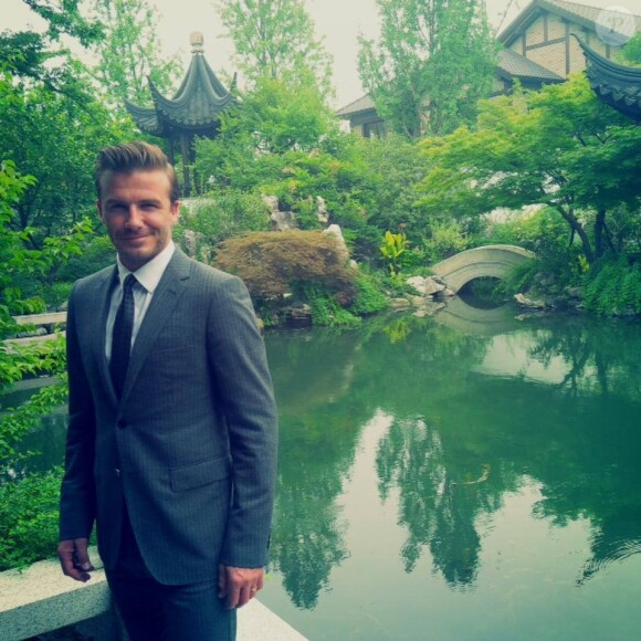 David Beckham découvre un jardin traditionnel chinois à Hangzhou lors de son périple en Chine en juin 2013