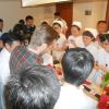 David Beckham et le personnel de l'hôpital pour enfants de Hangzhou le 21 juin 2013