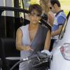 Halle Berry, enceinte, fait le plein d'essence à West Hollywood, le 22 juin 2013.