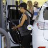 Halle Berry, enceinte de son deuxième enfant, fait le plein d'essence à West Hollywood, le 22 juin 2013.