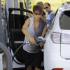 Halle Berry, enceinte, fait le plein d'essence à West Hollywood, le 22 juin 2013.