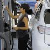 Halle Berry, enceinte, fait le plein d'essence à West Hollywood, le 22 juin 2013.