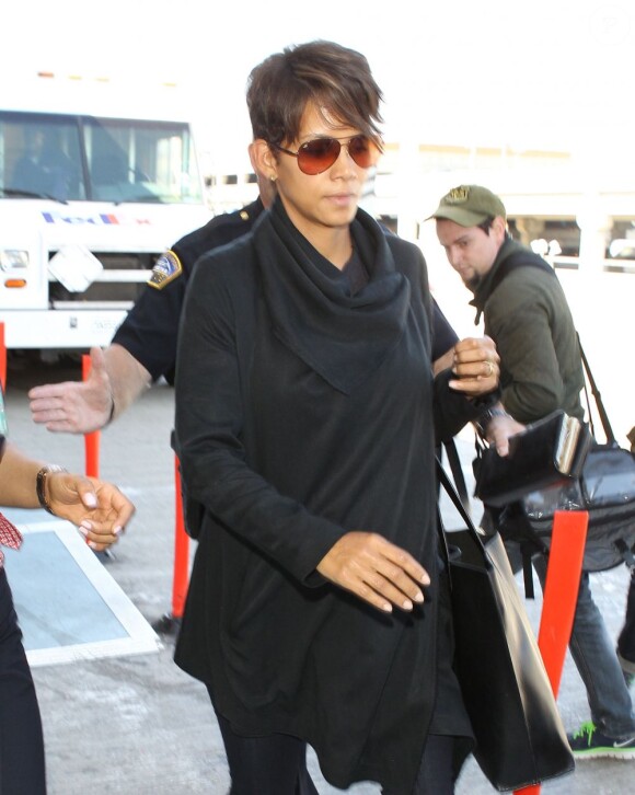 Halle Berry enceinte, arrive à l'aéroport de Los Angeles, en provenance de Paris, le 17 Juin 2013.