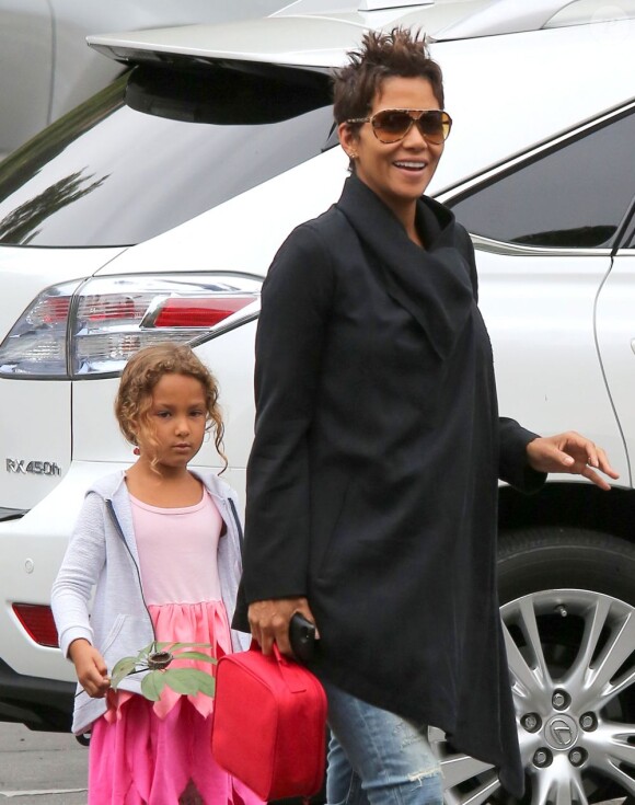 Halle Berry enceinte va chercher son adorable fille Nahla à l'école à Los Angeles, le 4 juin 2013.