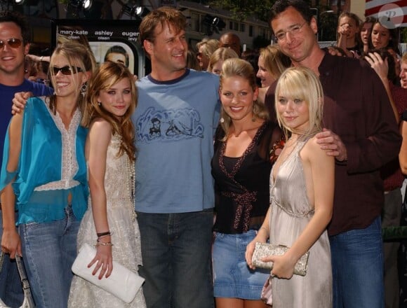 Jodie Sweetin, Mary-Kate Olsen, Dave Coulier, Candace Cameron Bure, Ashley Olsen et Bob Saget de la série La Fête à la maison. Le 1er mai 2004 à Los Angeles.