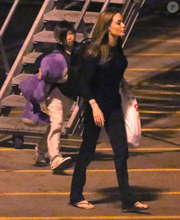 L'actrice Angelina Jolie arrivant avec son fils Pax, 9 ans et demi, à l'aéroport de Los Angeles le 24 juin 2013