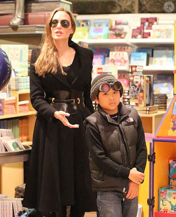 Angelina Jolie emmène PAx dans un magasin de jouets à New York le 5 avril 2013
