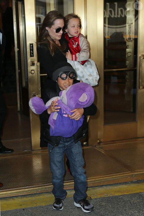 Angelina Jolie avec Pax et Knox dans un magasin de jouets de New York le 5 avril 2013