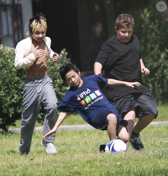 Maddox et Pax, les enfants de Brad Pitt et Angelina Jolie, jouent au football avec des amis à Burbank, le 23 mars 2013