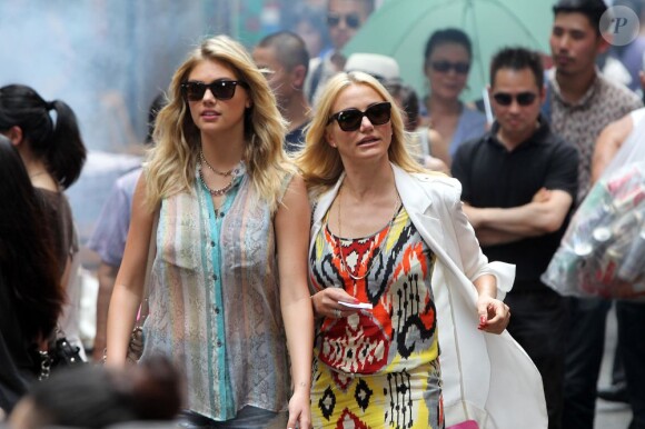 Cameron Diaz et Kate Upton, lookée et chic en balade sur le tournage de The Other Woman à Chinatown, New York, le 24 juin 2013.