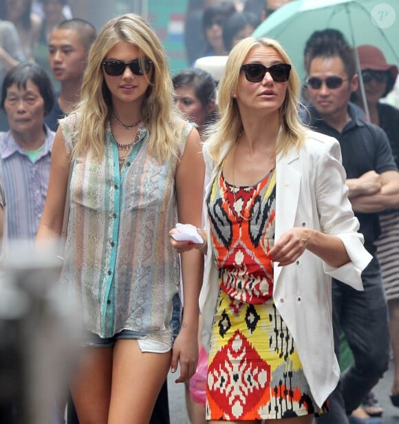 Cameron Diaz et Kate Upton en actions sur le tournage de The Other Woman à Chinatown, New York, le 24 juin 2013.