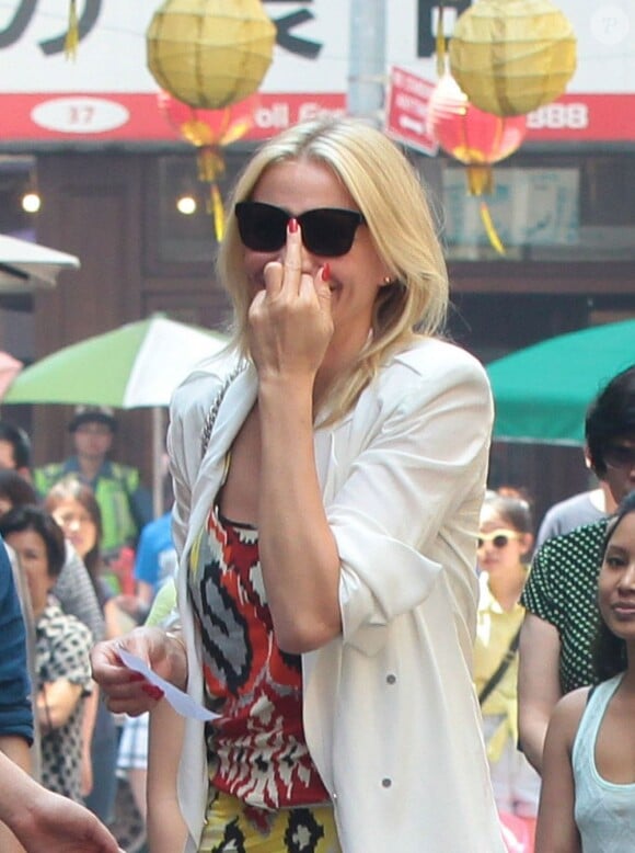 Cameron Diaz adresse un nouveau doigt d'honneur sur le tournage de The Other Woman à Chinatown, New York, le 24 juin 2013.