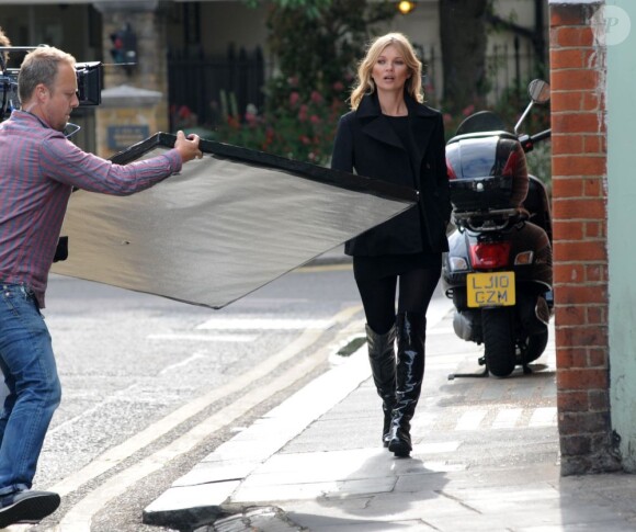 Kate Moss, toujours aussi splendide, en plein shooting à Londres le 24 juin 2013