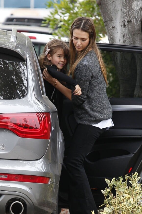 Jessica Alba et sa fille Honor arrivent à l'école à Los Angeles, le 24 Juin 2013.