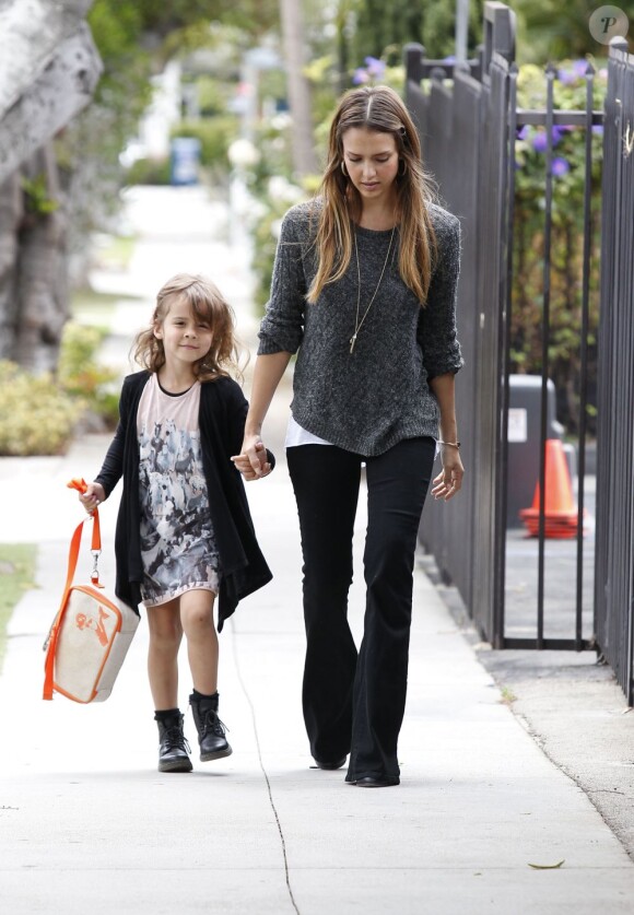 Jessica Alba emmène sa fille Honor, très contente, à l'école à Los Angeles, le 24 Juin 2013.