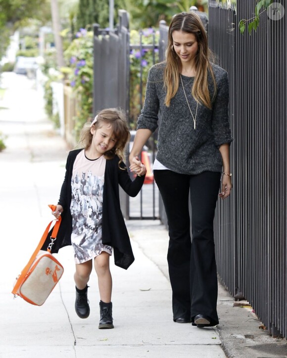 Jessica Alba emmène son adorable mini-fashionista de fille Honor à l'école à Los Angeles, le 24 Juin 2013.