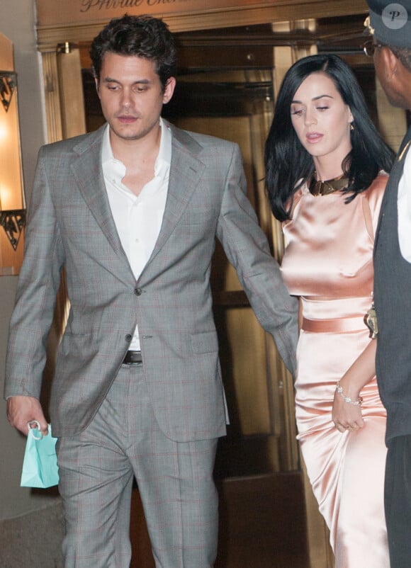 La jolie Katy Perry sort du club Friars Club de l'hôtel Waldorf Astoria de New York, avec John Mayer, le 24 juin 2013.
