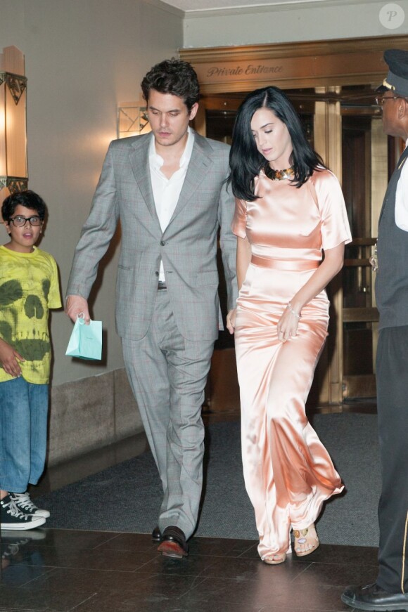 Katy Perry sort du club Friars Club de l'hôtel Waldorf Astoria de New York, avec John Mayer, le 24 juin 2013.