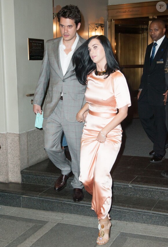 Katy Perry sort du club Friars Club de l'hôtel Waldorf Astoria de New York, avec John Mayer, le 24 juin 2013.