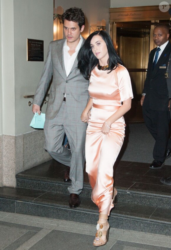 Katy Perry sort du club Friars Club de l'hôtel Waldorf Astoria de New York, avec John Mayer, le 24 juin 2013.