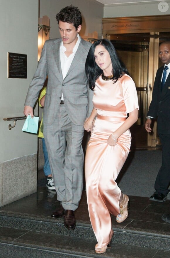 Katy Perry sort du club Friars Club de l'hôtel Waldorf Astoria de New York, avec le musicien John Mayer, le 24 juin 2013.