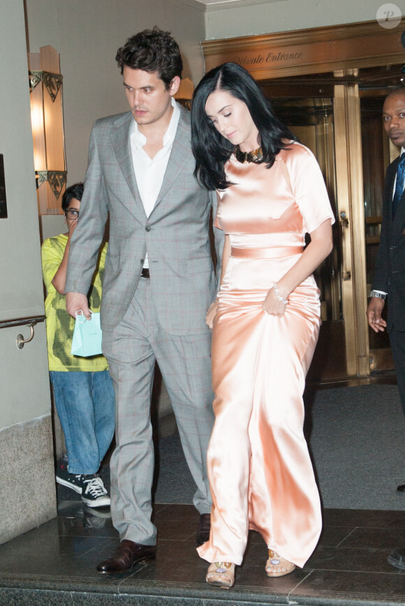 Katy Perry sort du club Friars Club de l'hôtel Waldorf Astoria de New York, avec John Mayer, le 24 juin 2013.