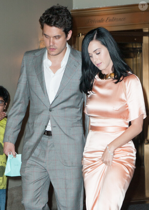 Katy Perry sort du club Friars Club de l'hôtel Waldorf Astoria de New York, avec John Mayer, le 24 juin 2013.