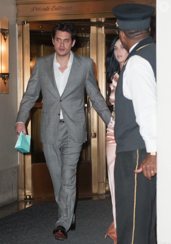 Katy Perry sort du club Friars Club de l'hôtel Waldorf Astoria de New York, avec John Mayer, le 24 juin 2013.