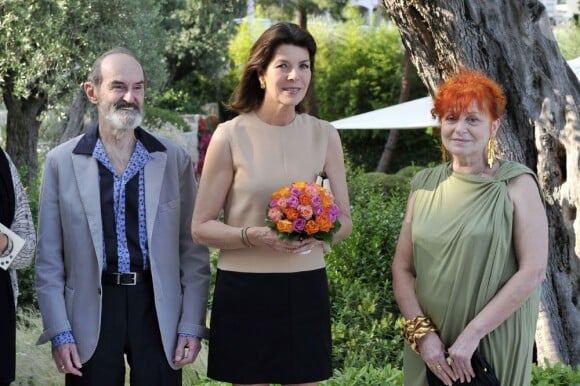 La Princesse Caroline de Hanovre prend la pose avec le peintre russe Erik Boulatov à la Villa Paloma à Monaco, le 24 juin 2013.