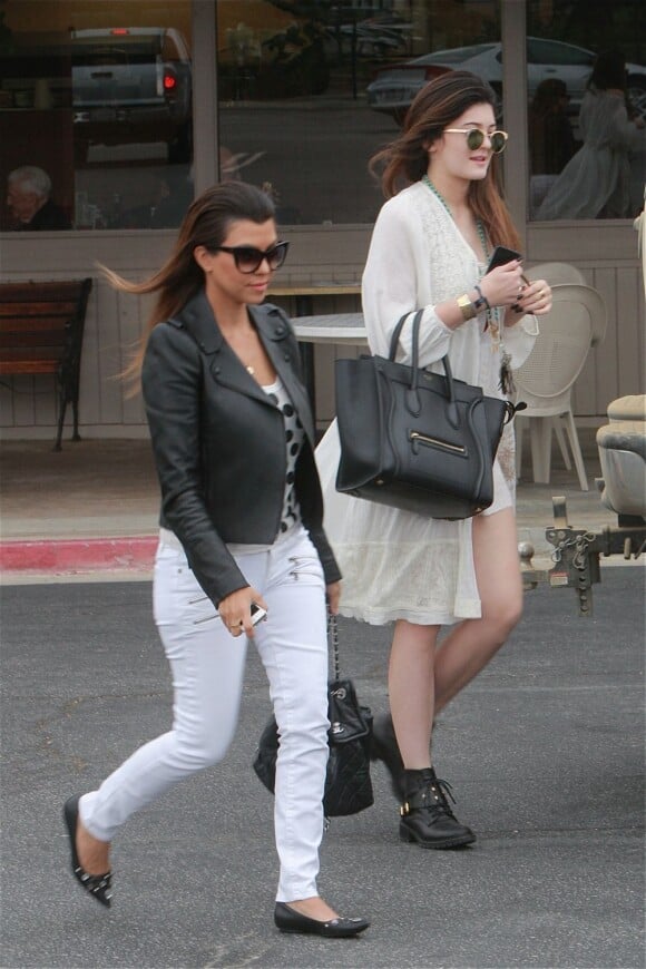 Exclusif - Kourtney Kardashian et sa demi-soeur Kylie Jenner à Los Angeles, le 24 Juin 2013.