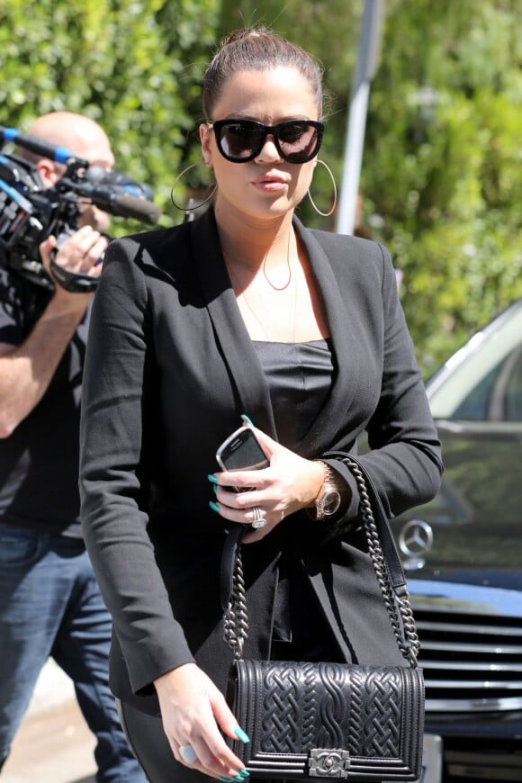 Khloé Kardashian arrive au restaurant The Villa à Los Angeles, suivie par les caméras de Keeping up with the Kardashians. Le 25 juin 2013.