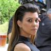Kourtney Kardashian, de passage au restaurant The Villa dans le quartier de Woodland Hills avec l'équipe technique de Keeping up with the Kardashians. Los Angeles, le 25 juin 2013.