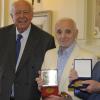 Le chanteur Charles Aznavour reçoit la médaille de citoyen d'honneur de Marseille par Jean-Claude Gaudin, maire de la ville. Le 21 juin 2013.