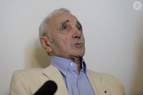 Charles Aznavour reçoit la médaille de citoyen d'honneur de Marseille par Jean-Claude Gaudin, maire de la ville. Le 21 juin 2013.