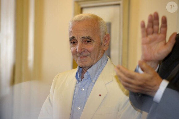 Charles Aznavour reçoit la médaille de citoyen d'honneur de Marseille par Jean-Claude Gaudin, maire de la ville. Le 21 juin 2013.
