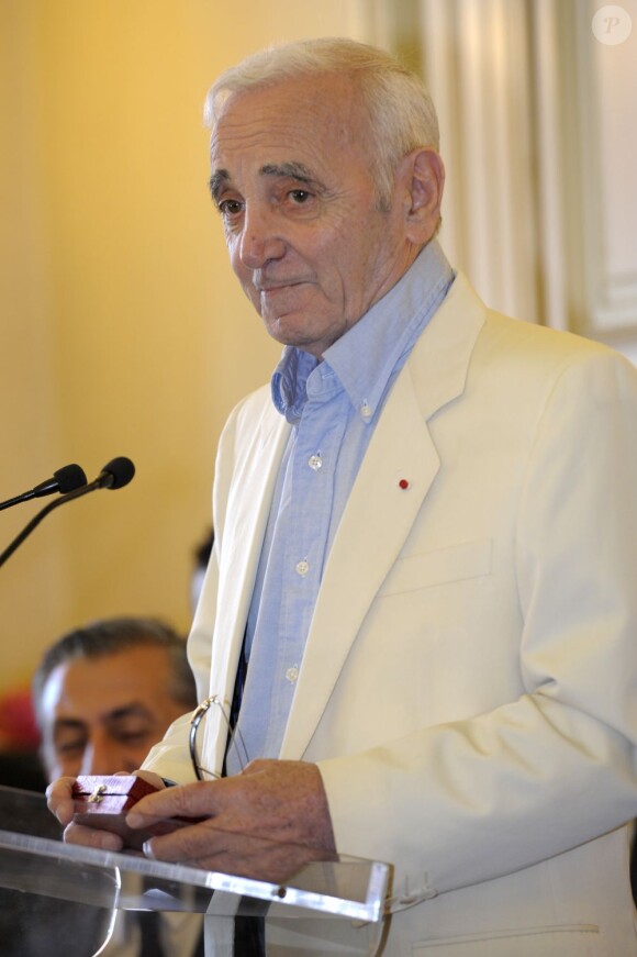 Charles Aznavour reçoit la médaille de citoyen d'honneur de Marseille par Jean-Claude Gaudin, maire de la ville. Le 21 juin 2013.