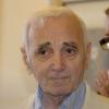 Charles Aznavour a l'honneur de recevoir la médaille de citoyen d'honneur de Marseille par Jean-Claude Gaudin, maire de la ville. Le 21 juin 2013.