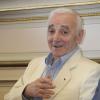 Charles Aznavour reçoit la médaille de citoyen d'honneur de Marseille par Jean-Claude Gaudin, maire de la ville. Le 21 juin 2013.