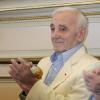 Charles Aznavour reçoit la médaille de citoyen d'honneur de Marseille par Jean-Claude Gaudin, maire de la ville. Le 21 juin 2013.