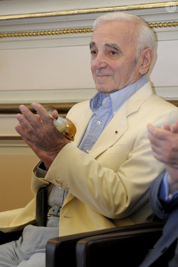 Charles Aznavour reçoit la médaille de citoyen d'honneur de Marseille par Jean-Claude Gaudin, maire de la ville. Le 21 juin 2013.