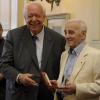 Charles Aznavour reçoit la médaille de citoyen d'honneur de Marseille par Jean-Claude Gaudin, maire de la ville. Le 21 juin 2013.