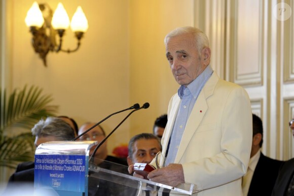 Charles Aznavour reçoit la médaille de citoyen d'honneur de Marseille par Jean-Claude Gaudin, maire de la ville. Le 21 juin 2013.
