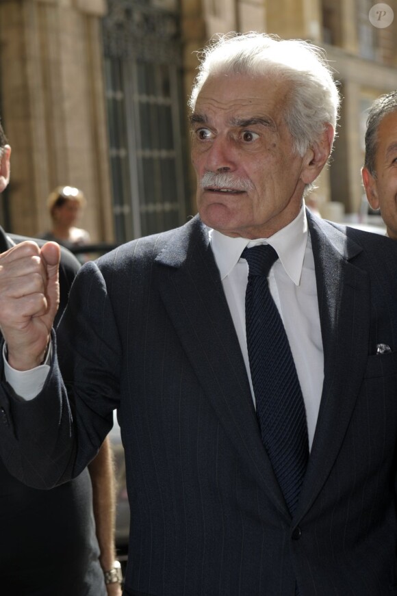 L'acteur Omar Sharif reçoit la médaille de la ville de Marseille par le premier adjoint Roland Blum, le 17 juin 2013.