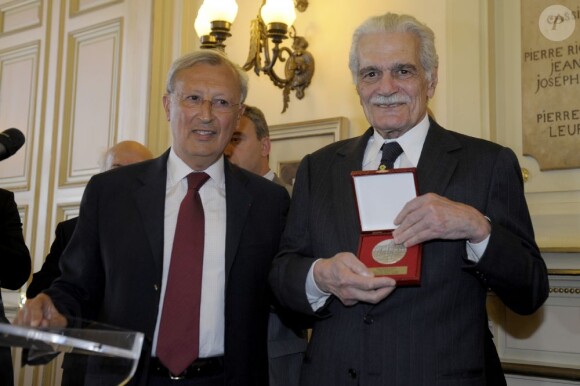 L'acteur Omar Sharif reçoit la médaille de la ville de Marseille par le premier adjoint Roland Blum, le 17 juin 2013.