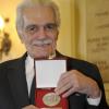 L'acteur Omar Sharif reçoit la médaille de la ville de Marseille par le premier adjoint Roland Blum, le 17 juin 2013.