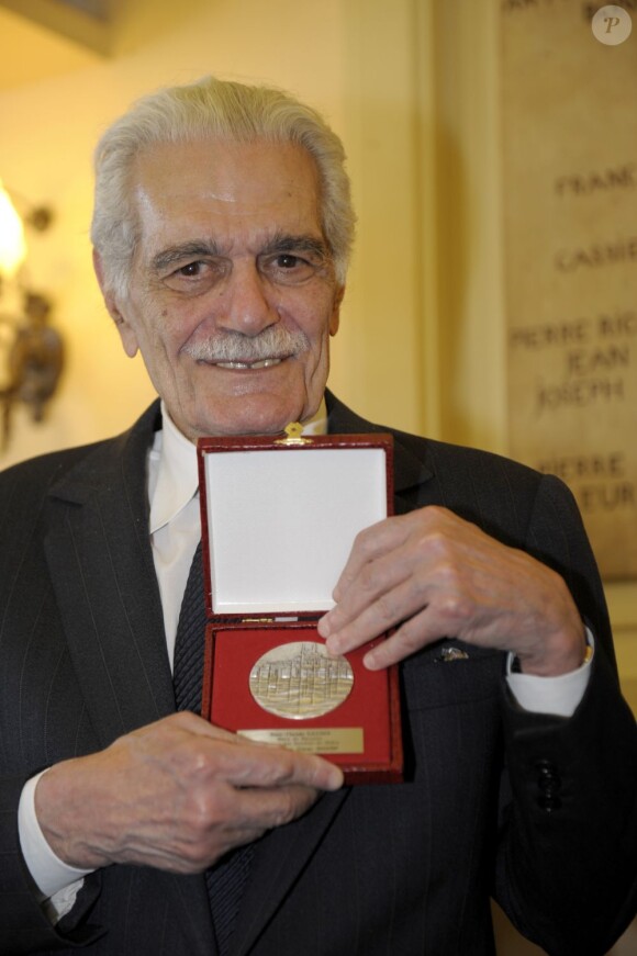 L'acteur Omar Sharif reçoit la médaille de la ville de Marseille par le premier adjoint Roland Blum, le 17 juin 2013.