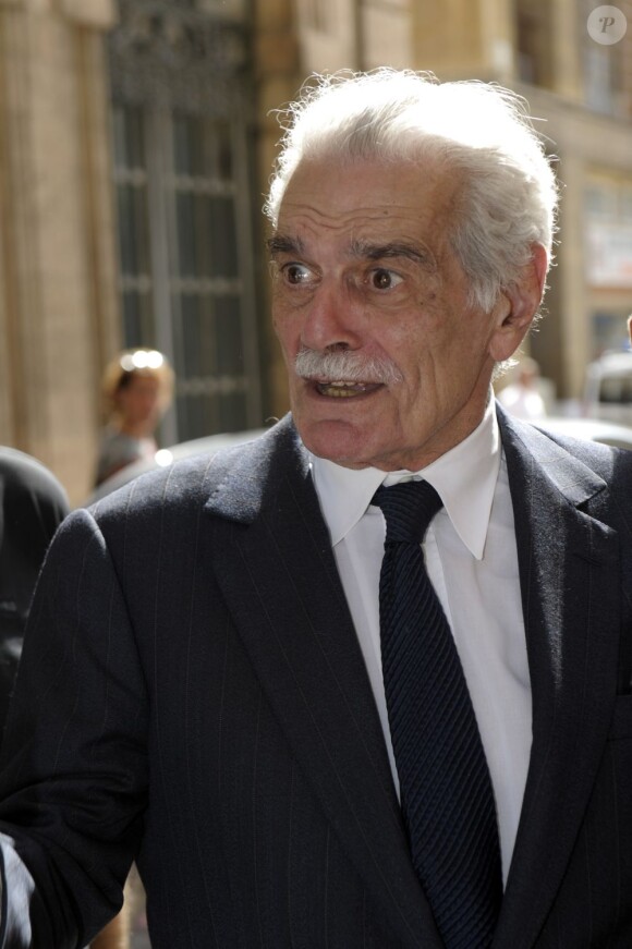 L'acteur Omar Sharif reçoit la médaille de la ville de Marseille par le premier adjoint Roland Blum, le 17 juin 2013.