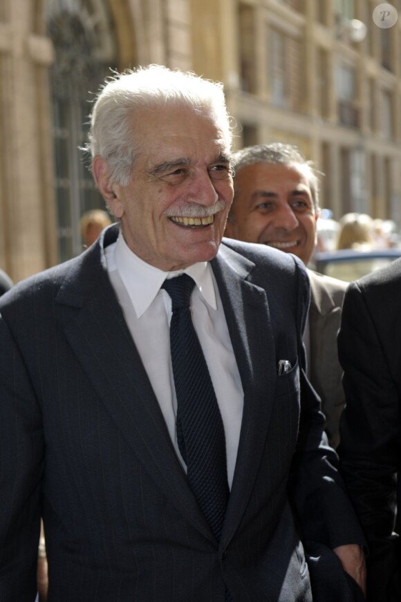 Omar Sharif a l'honneur de recevoir la médaille de la ville de Marseille par le premier adjoint Roland Blum, le 17 juin 2013.